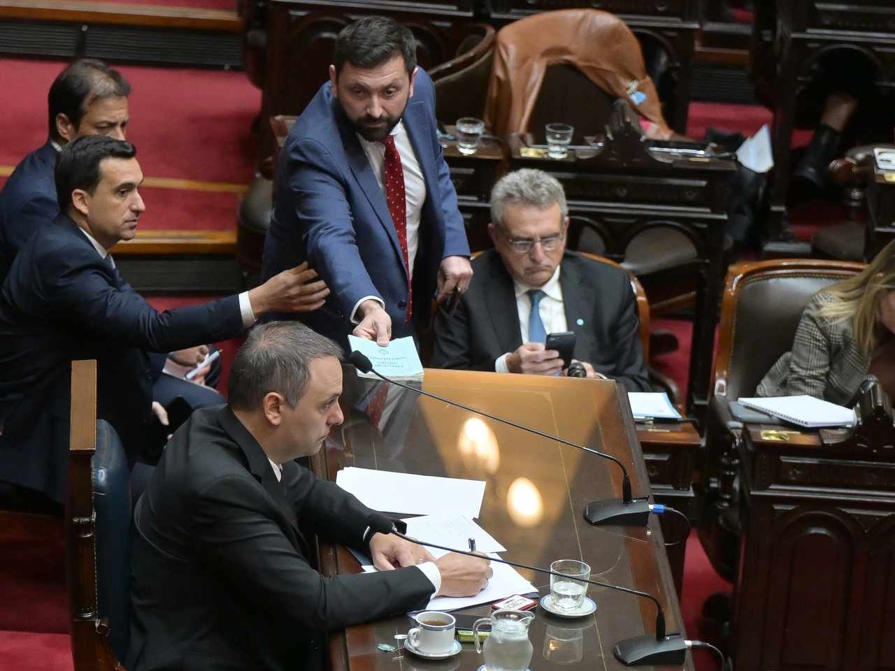 "Diego vigila", "besitos anticapitalistas" y "FIN": las reacciones de la oposición ante la renuncia de Adorni