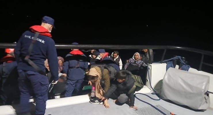 65 inmigrantes irregulares, incluidos 25 niños, fueron capturados en Izmir