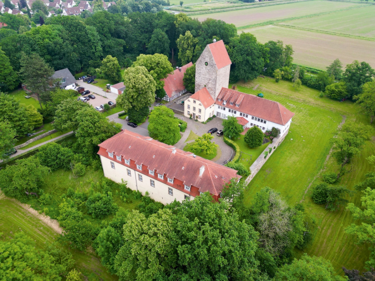 Self-generated electricity and heat for a historic castle complex
