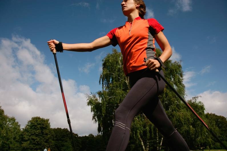 Schlank mit Stöcken: Warum Nordic Walking ein Comeback erlebt