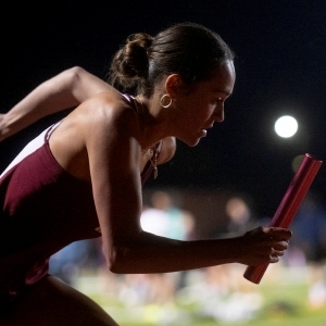El equipo femenino de relevos 4x400 de Amherst gana el título en el Encuentro de Campeones de la MIAA