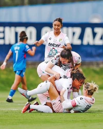 León defeats Cruz Azul 2-1