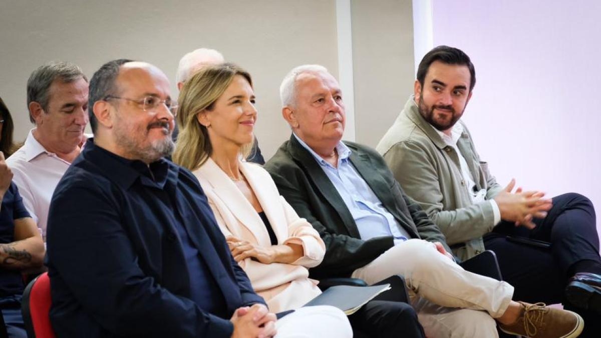 Feijóo erneuert die PP in Tarragona und Girona, um seine Position vor den Parlamentswahlen zu stärken.