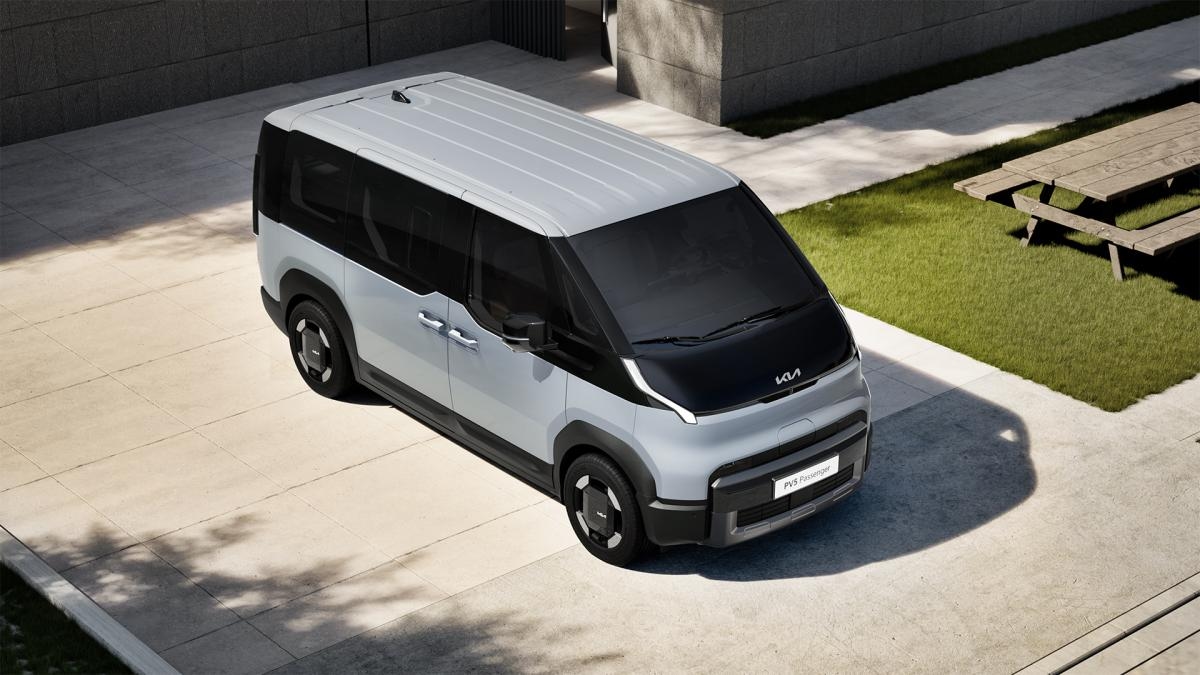 Kia, İspanya'da 25.000 avrodan başlayan fiyatlarla satışa sunulan elektrikli aracı PV5 ile minivan konseptini fütüristik ve minimalist bir şekilde yeniden tanımlıyor.