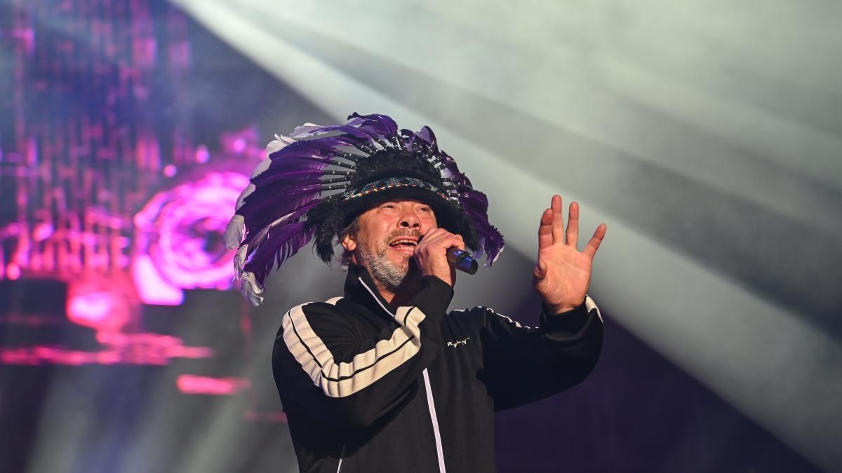Jamiroquai startet ihre mit Spannung erwartete Europatournee in Barcelona, ​​ihrem einzigen Konzert in Spanien.