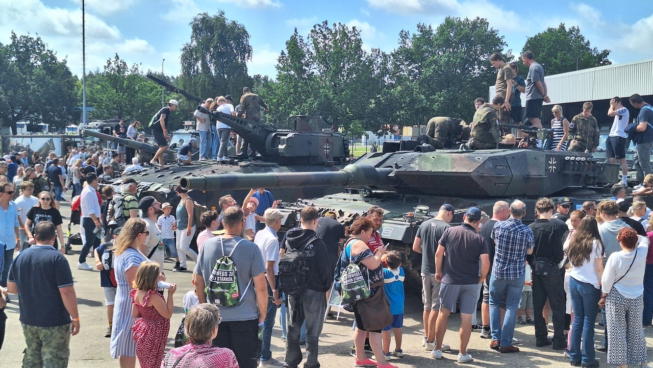 Bundeswehr Day | "No advertising for killing and dying"
