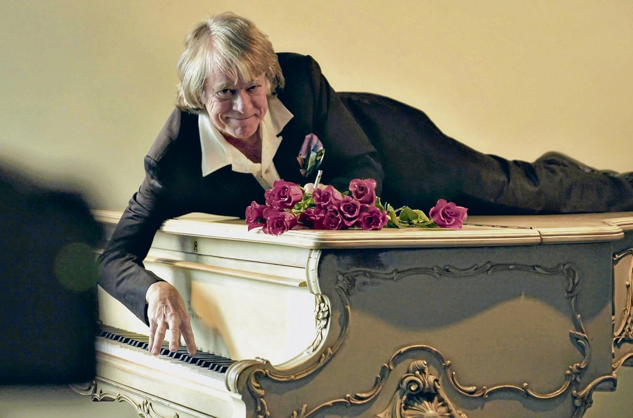 Helge Schneider | »The Klimper­clown«: Wer warum fragt, hat schon verloren