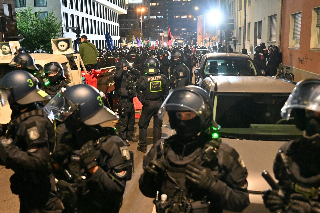 Massive Polizeirepression | »Rheinmetall entwaffnen«: Brutaler Kölner Kessel