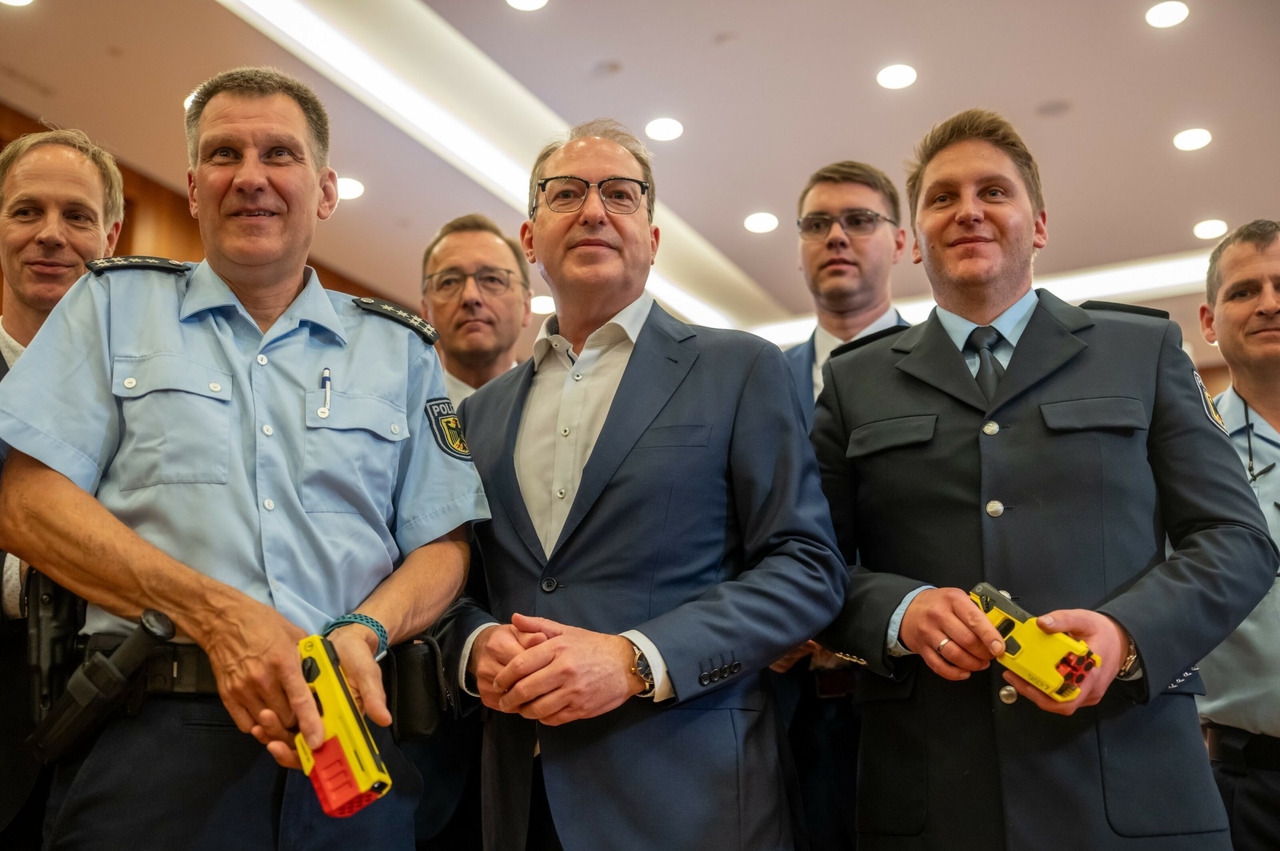 Железнодорожные вокзалы | Федеральная полиция планирует закупить 2000 электрошокеров