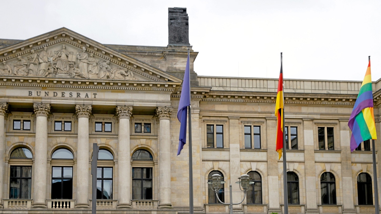 Selbstbestimmungsgesetz | Bundesrat: Vorerst kein Sonderregister für trans Personen