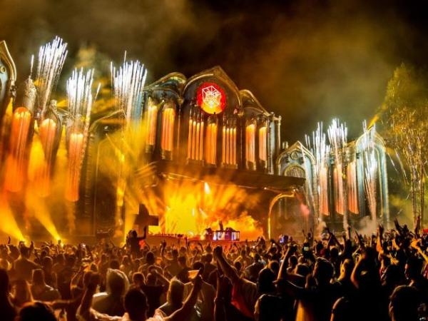 Tomorrowland setzt nach einer Millionenstrafe auf wiederverwendbare, intelligente Becher