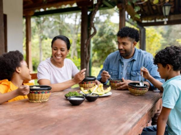 Take note: these are the benefits of eating as a family