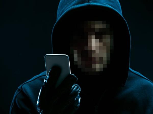 Cep telefonunuzun kamerasıyla izlenip izlenmediğinizi anlamanın basit yolu