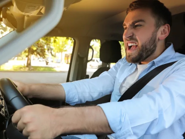 Das bedeutet es laut Psychologie, wütend zu werden, wenn man auf der Straße überholt wird