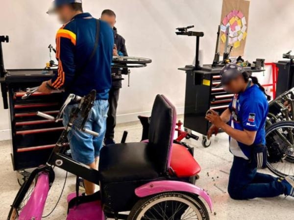 Bogota'nın genç taraftarları cezalarını böyle ödedi.