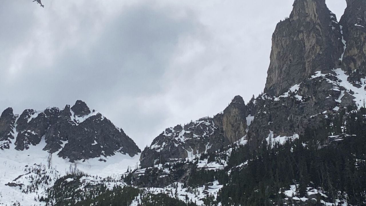 Mountaineer survives 120-meter fall; his three companions die