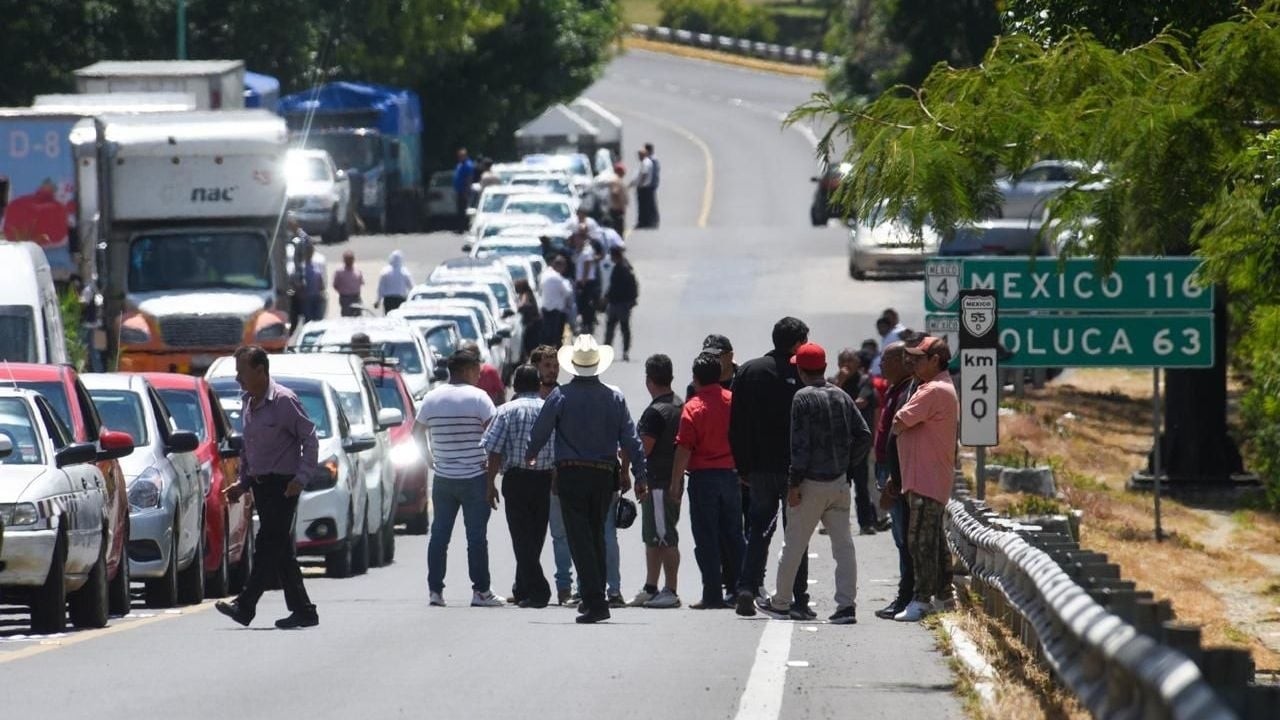 Meksika eyaletindeki La Familia Michoacana'nın temel gıda sepeti ve çatı inşaatı