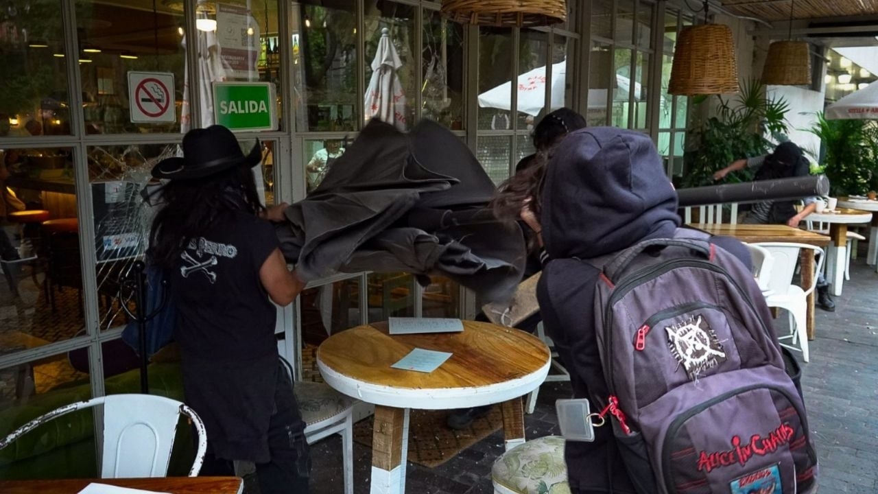 Anti-gentrification protest in Mexico City ends in vandalism and harassment of tourists (Videos)