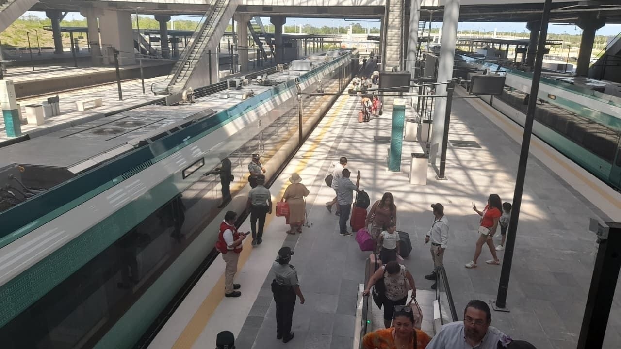 Maya Train passengers end their trip in a van due to poor connection
