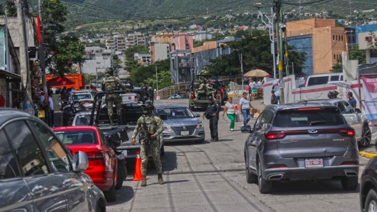 Военные и полиция защищают четвертый отчет Эвелин Сальгадо.
