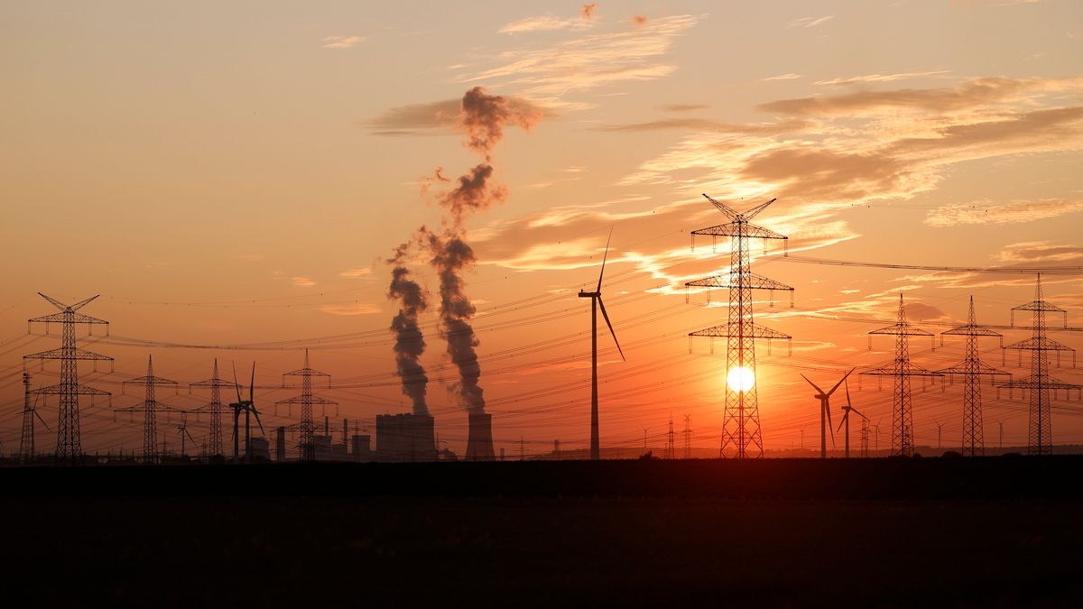 Energiepreise: Stromnetzentgelte sinken, Gasnetzentgelte steigen
