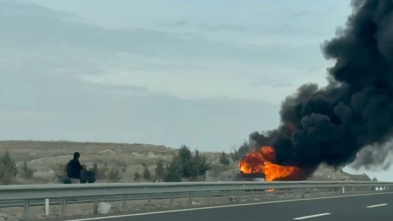 Seyir halindeki yolcu otobüsü alevlere teslim oldu
