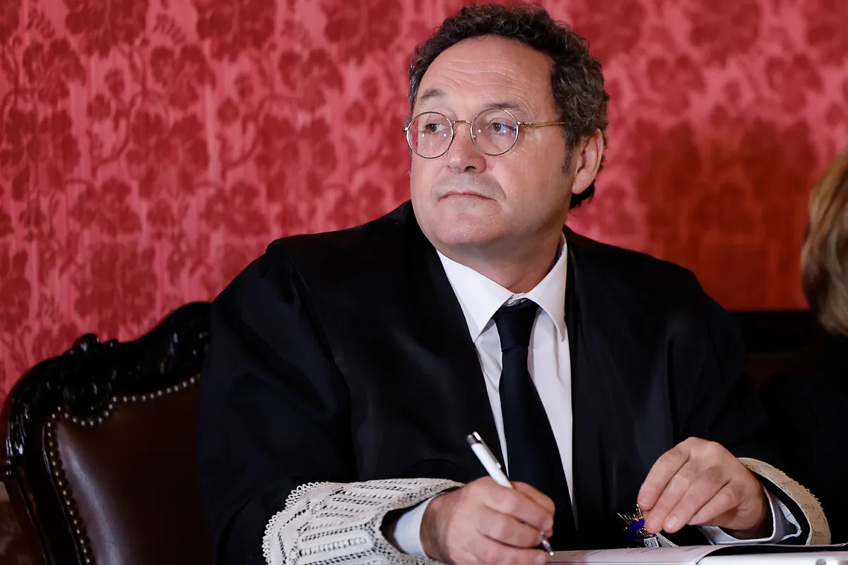 An attorney general wearing the robe in the dock is undignified.