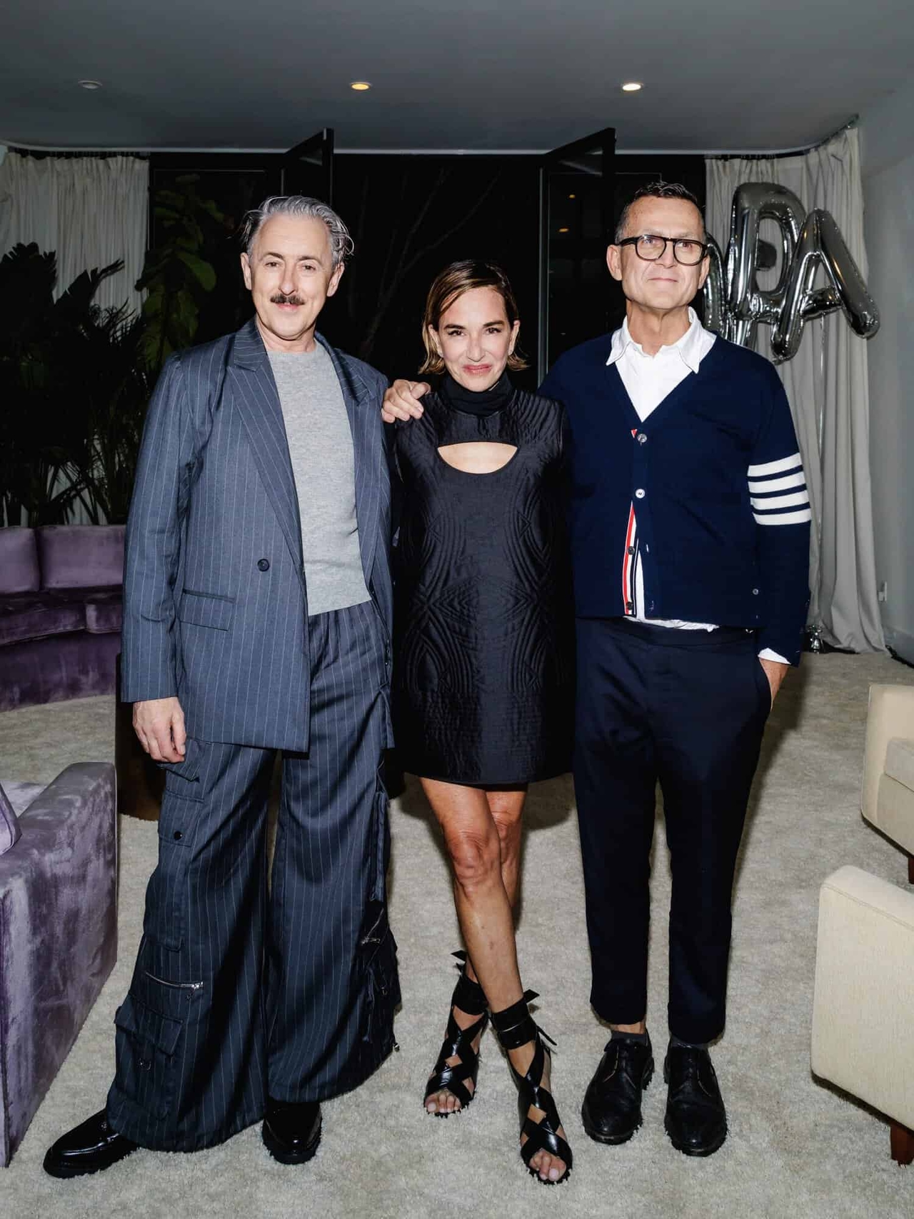 Alan Cumming brinda por el premio CFDA Founder's Award otorgado a Cynthia Rowley en honor a Eleanor Lambert.