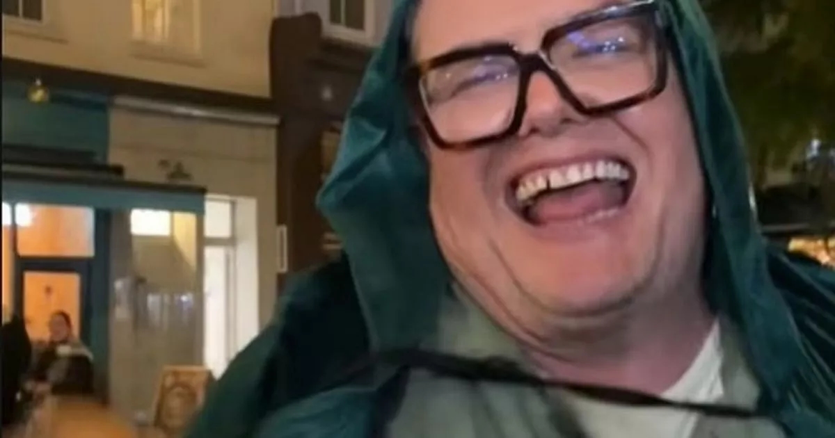 Alan Carr wurde dabei beobachtet, wie er in einem Umhang der Prominentenverräter mit einer Laterne in der Hand die Straße entlangrannte.