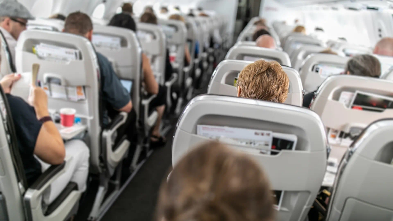 La razón por la que no debes reclinar el asiento en el avión al despegar o al aterrizar: es más peligrosa de lo que crees