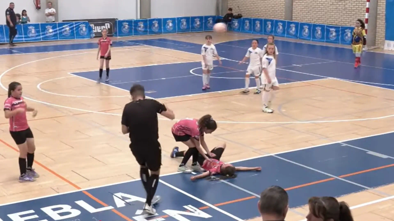 Un familiar de una jugadora da un pelotazo en la cabeza al árbitro y obliga a suspender la final de Aragón benjamín de fútbol sala