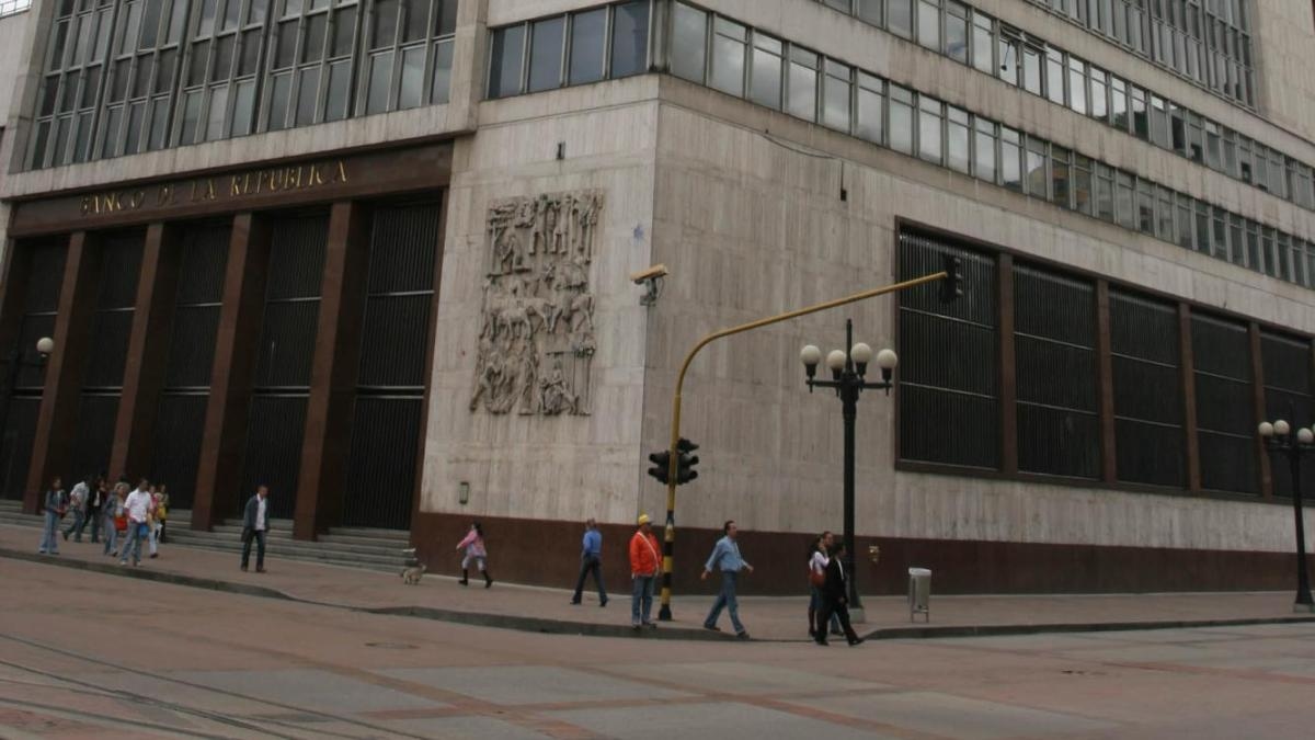 Kamu harcamaları enflasyon uyarılarını artırıyor ve Cumhuriyet Bankası eş direktörü faiz oranlarının artırılmasının 'masada' olduğunu söylüyor