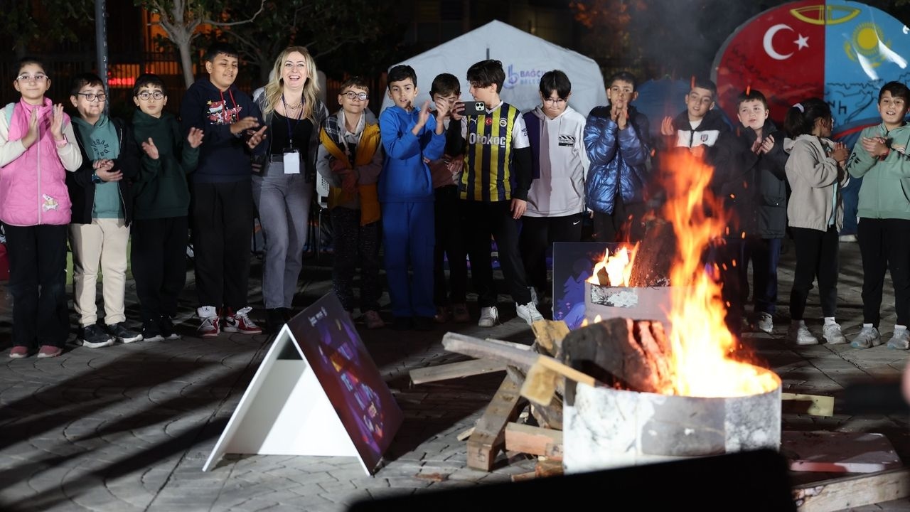 Kinder versammelten sich im Technologiecamp in Bağcılar