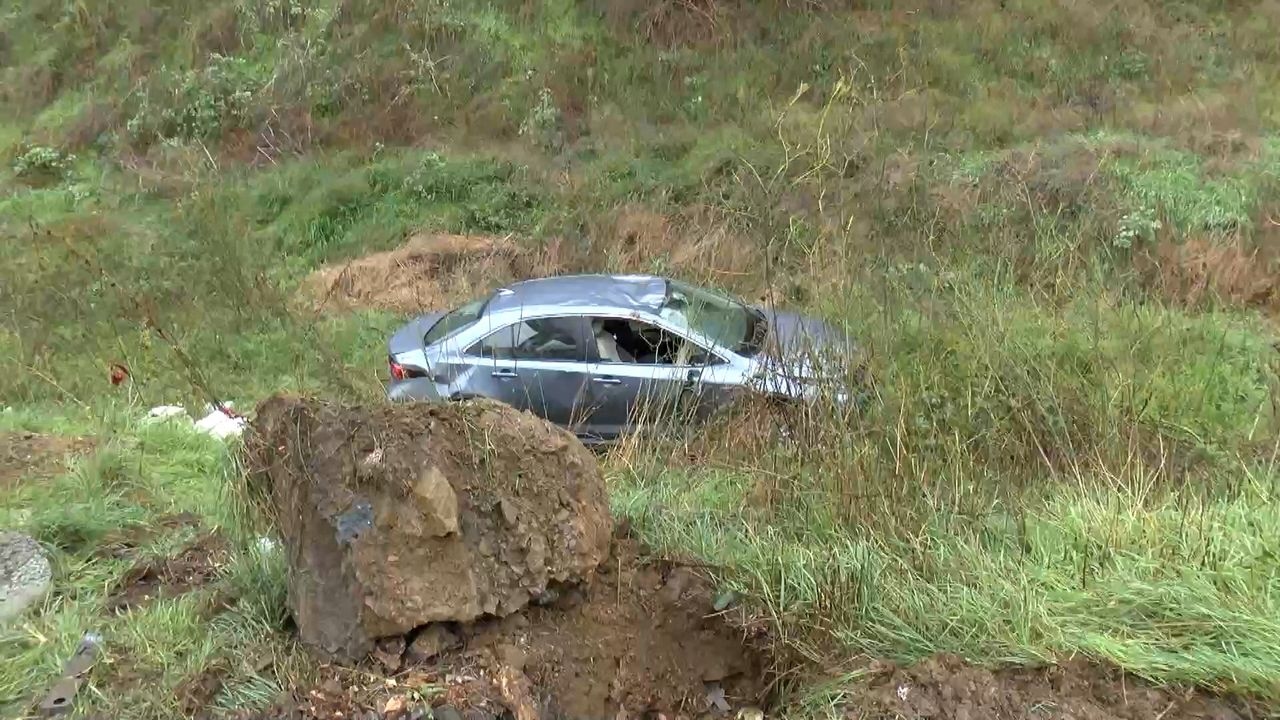 In Beşiktaş rollte ein Auto in einen Graben