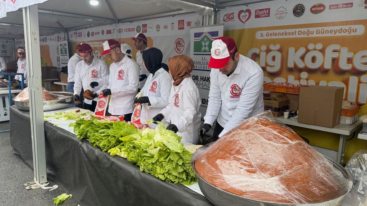 Bahçelievler'de çiğ köfte festivali: 5 ton çiğ köfte dağıtıldı