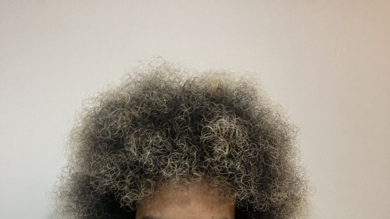 Afro saçlarımı sevmeyi nasıl öğrendim ve öz kabul ve kimliğin bunda oynadığı rol nedir?