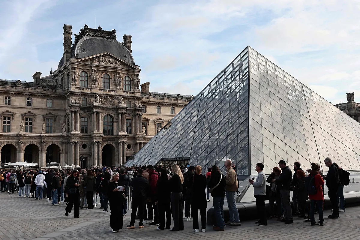 Soygundan üç gün sonra Louvre Müzesi yeniden açıldı ve soruşturmacılar hırsızlardan bir kask ve eldiven ele geçirdi.
