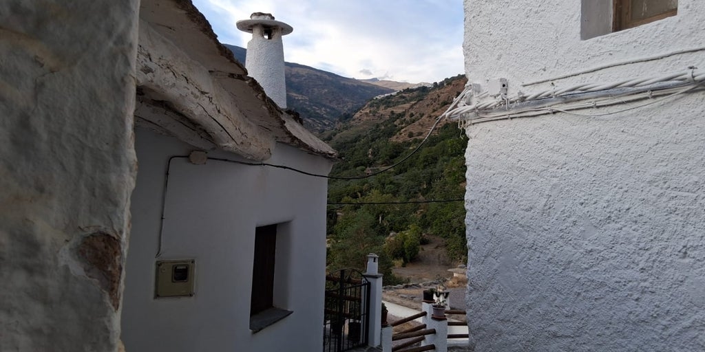 Das Dorf Granada, das wie eine Schweizer Postkarte inmitten schneebedeckter Berge aussieht