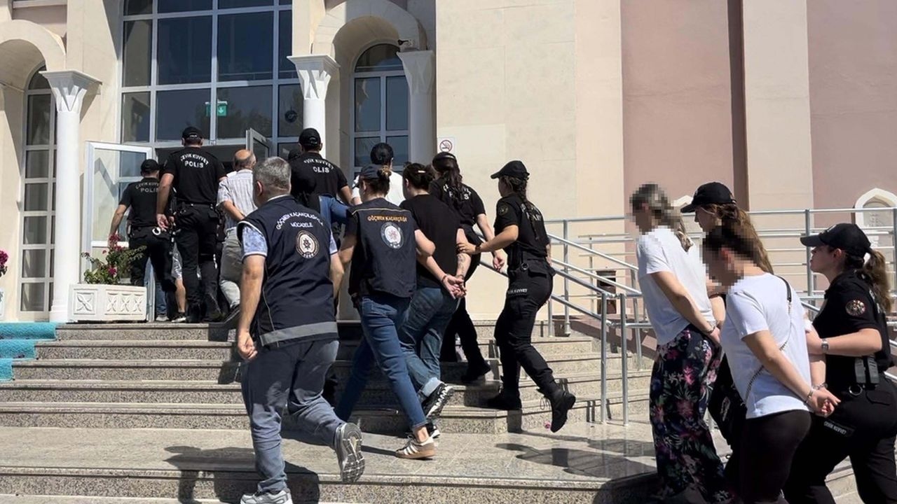 Muğla merkezli 4 ilde gözaltına alınan 18 göçmen kaçakçılığı şüphelisi adliyede